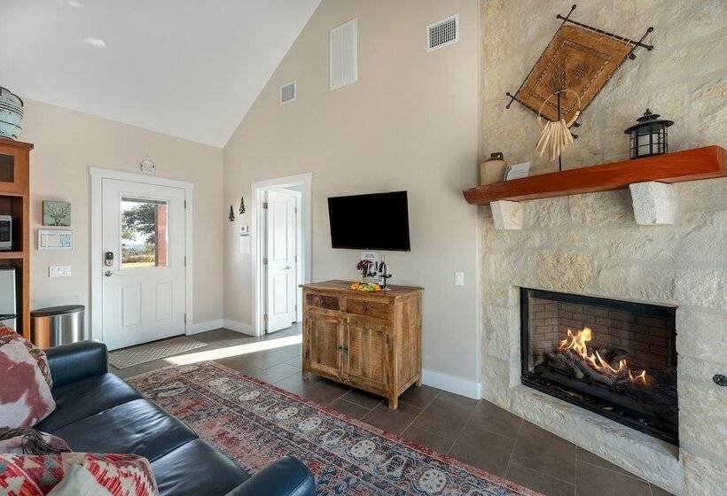 Luxury Cottage With Views Fireplace & Grill!