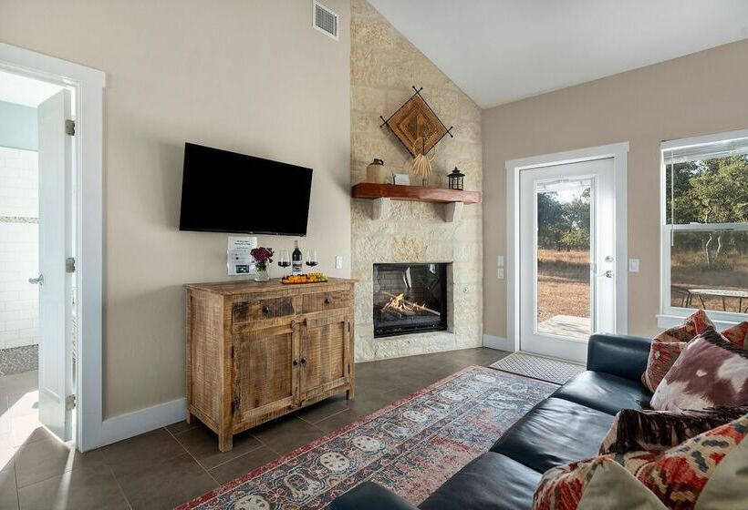 Luxury Cottage With Views Fireplace & Grill!