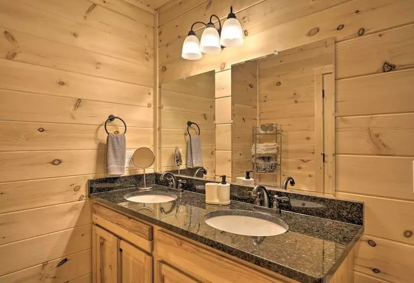 Private Hot Tub & Ev Charger: Cozy Murphy Cabin!