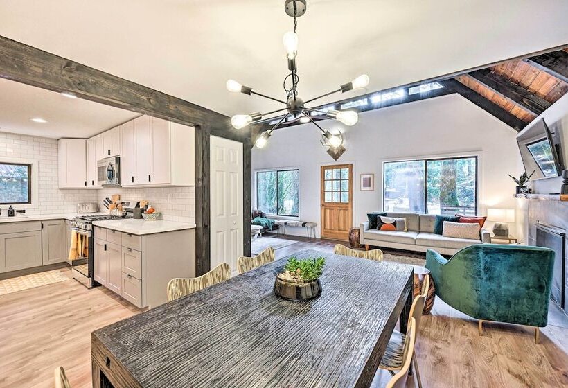 Remodeled Skykomish Escape W/ Loft + Hot Tub!