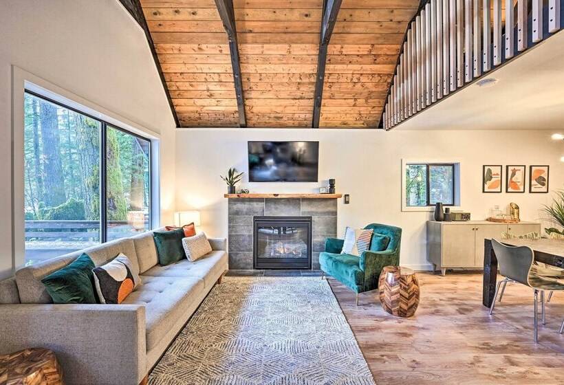 Remodeled Skykomish Escape W/ Loft + Hot Tub!
