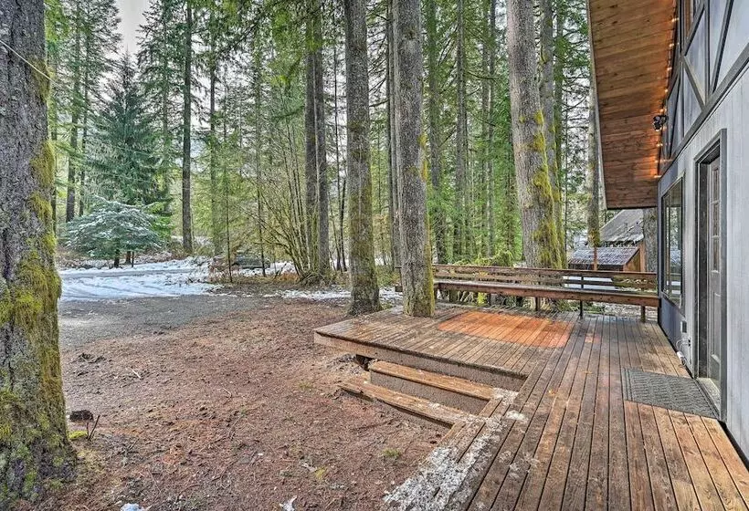 Remodeled Skykomish Escape W/ Loft + Hot Tub!