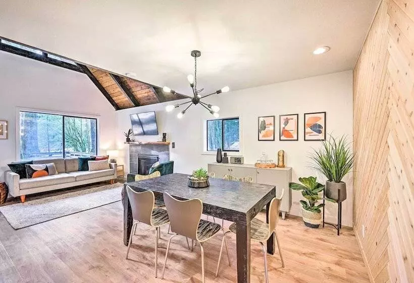 Remodeled Skykomish Escape W/ Loft + Hot Tub!