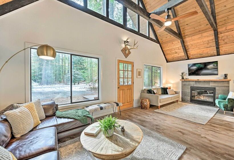 Remodeled Skykomish Escape W/ Loft + Hot Tub!