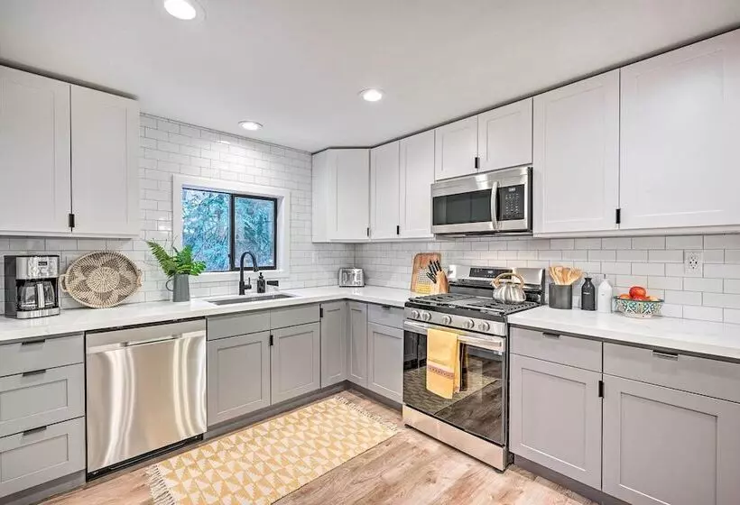 Remodeled Skykomish Escape W/ Loft + Hot Tub!