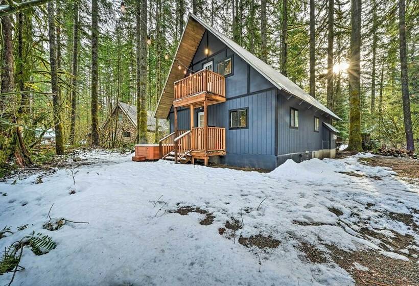 Remodeled Skykomish Escape W/ Loft + Hot Tub!