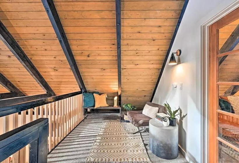 Remodeled Skykomish Escape W/ Loft + Hot Tub!
