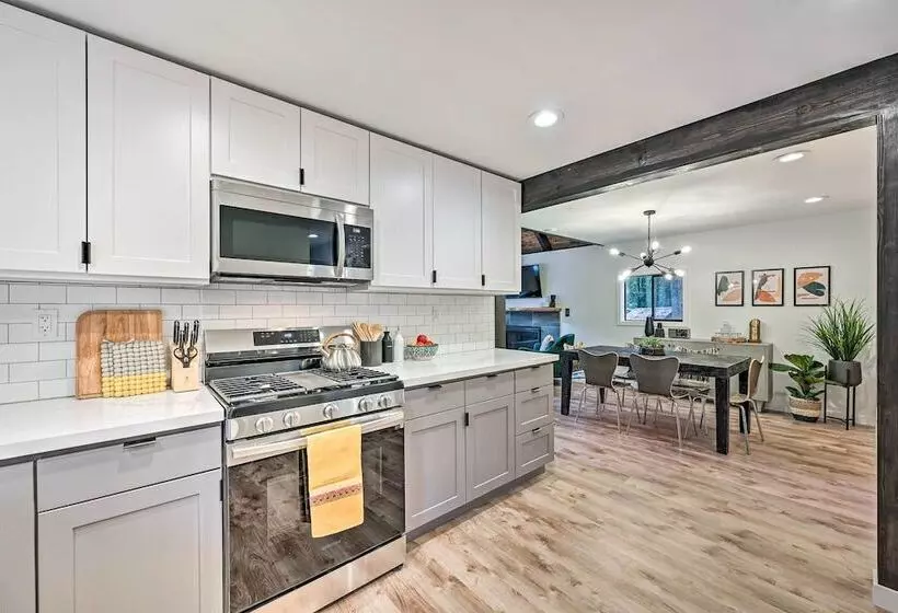 Remodeled Skykomish Escape W/ Loft + Hot Tub!