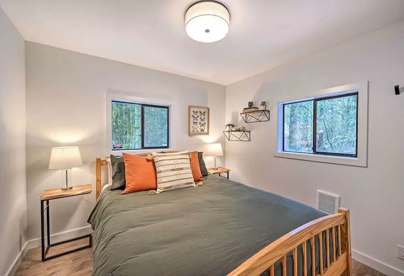 Remodeled Skykomish Escape W/ Loft + Hot Tub!