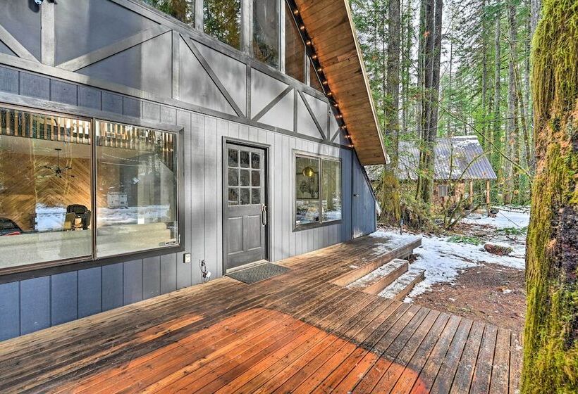 Remodeled Skykomish Escape W/ Loft + Hot Tub!