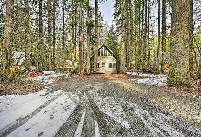 Remodeled Skykomish Escape W/ Loft + Hot Tub!