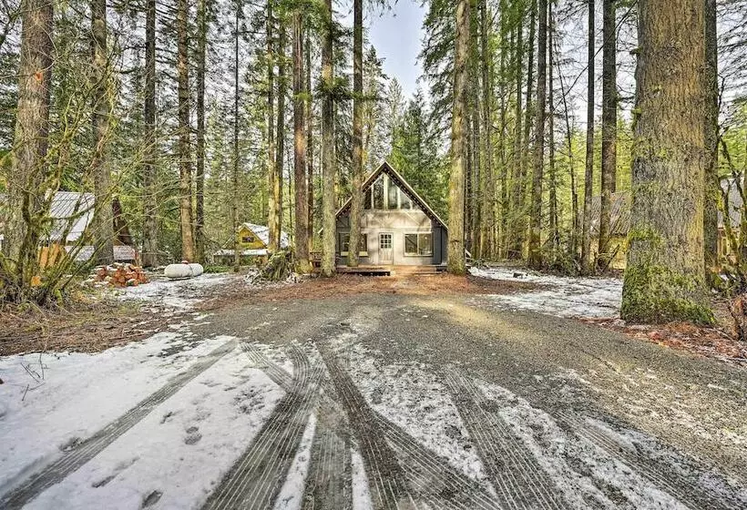 Remodeled Skykomish Escape W/ Loft + Hot Tub!