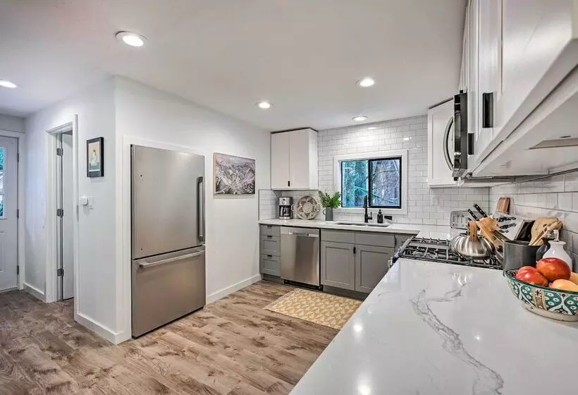 Remodeled Skykomish Escape W/ Loft + Hot Tub!