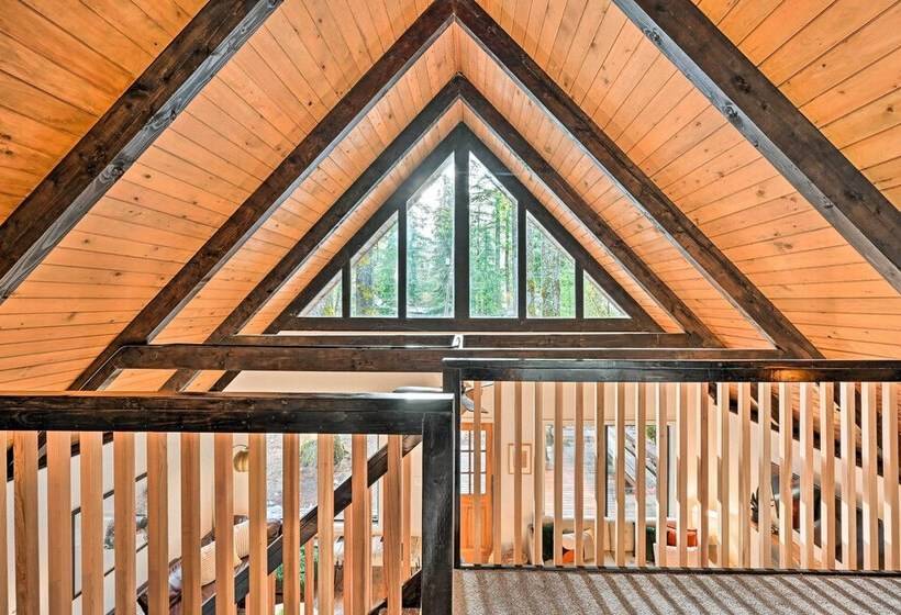 Remodeled Skykomish Escape W/ Loft + Hot Tub!