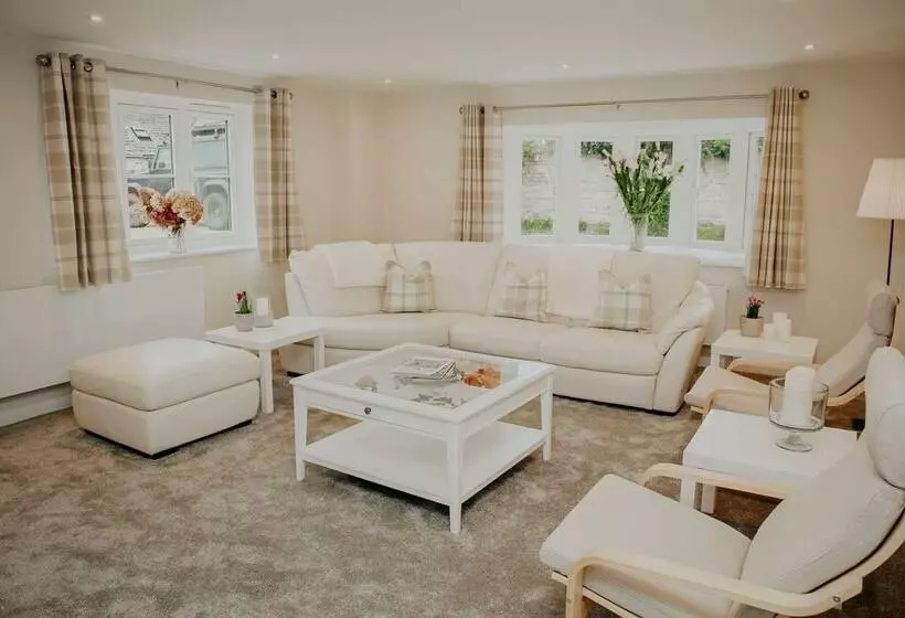 Residenssi Remarkable 3 Bed House In Easton On The Hill