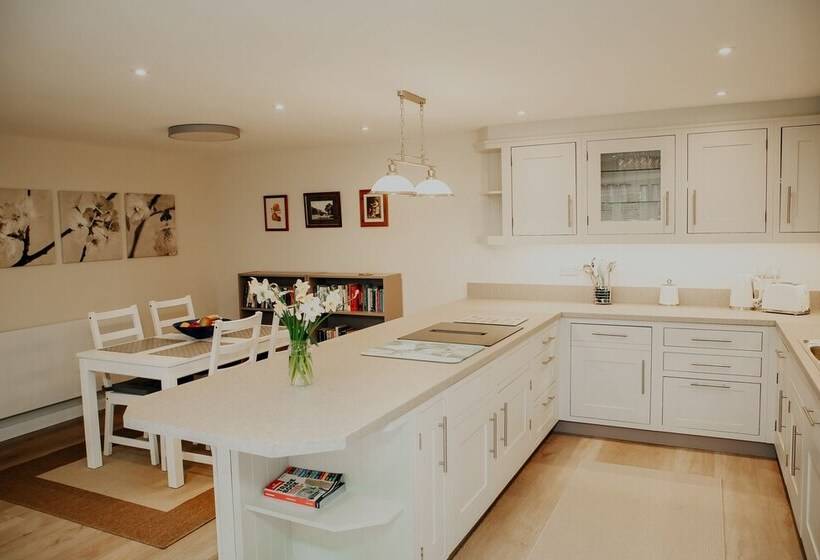 住所  Remarkable 3 Bed House In Easton On The Hill