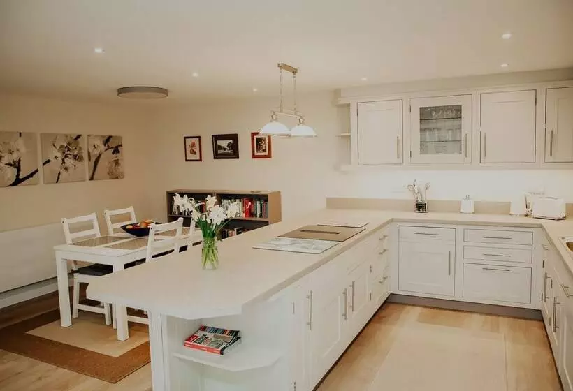 Residenssi Remarkable 3 Bed House In Easton On The Hill