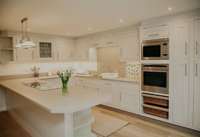 住所  Remarkable 3 Bed House In Easton On The Hill