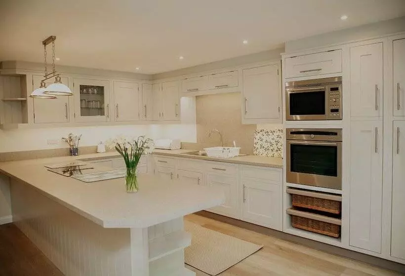 Residenssi Remarkable 3 Bed House In Easton On The Hill