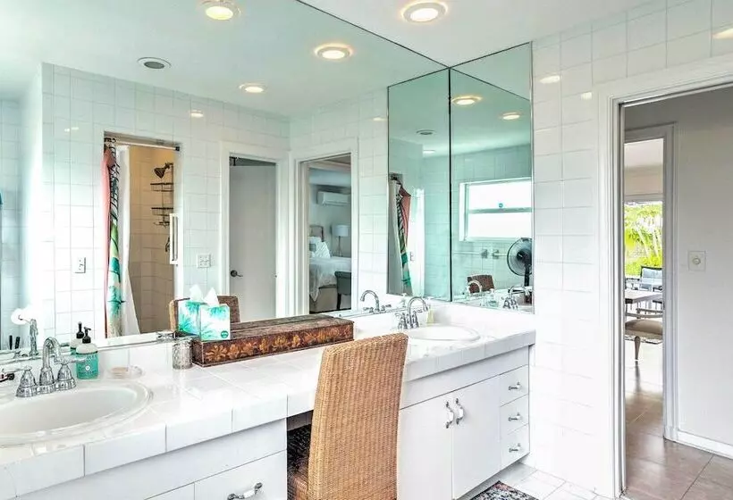 Spacious Lake Worth Escape < 3 Mi To Beach!