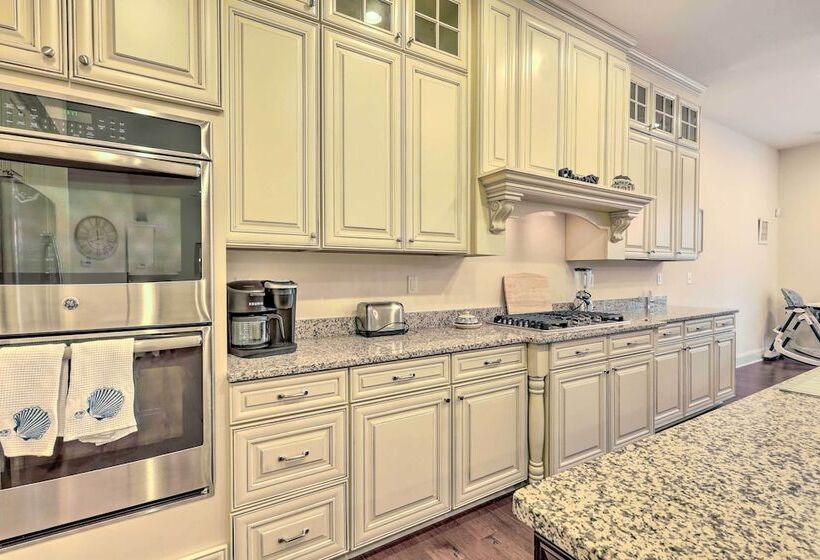 Ocean View Getaway W/ Resort Access & Porch!