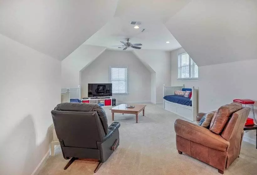 Ocean View Getaway W/ Resort Access & Porch!