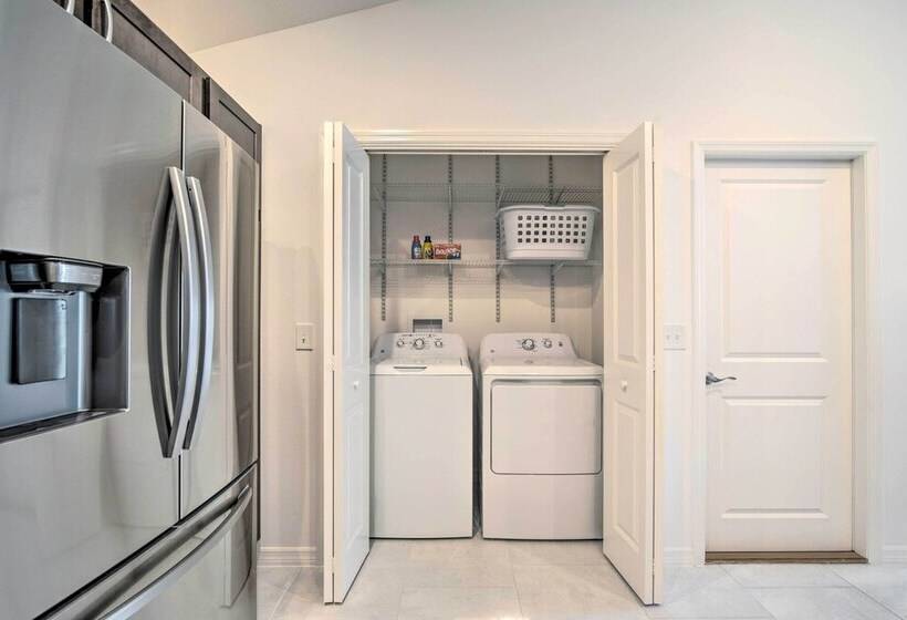 Sun Soaked Retreat In The Villages W/ Grill!