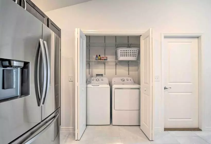 Sun Soaked Retreat In The Villages W/ Grill!