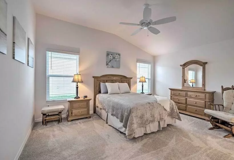 Sun Soaked Retreat In The Villages W/ Grill!