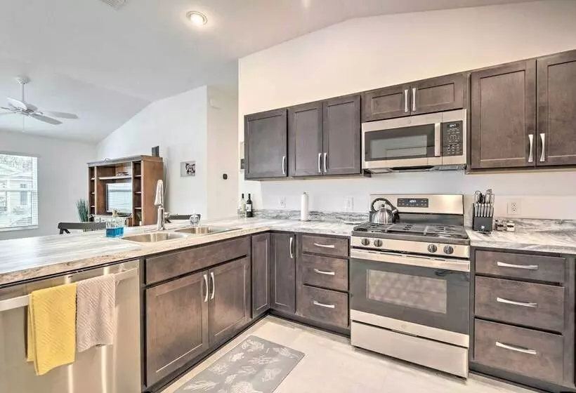 Sun Soaked Retreat In The Villages W/ Grill!