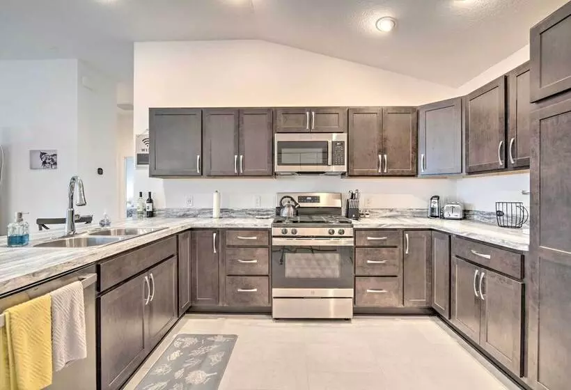 Sun Soaked Retreat In The Villages W/ Grill!