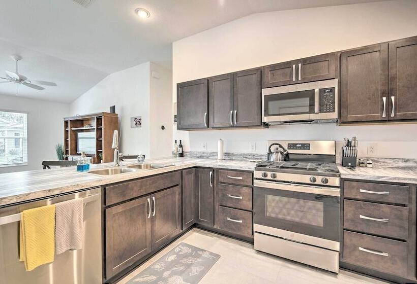 Sun Soaked Retreat In The Villages W/ Grill!