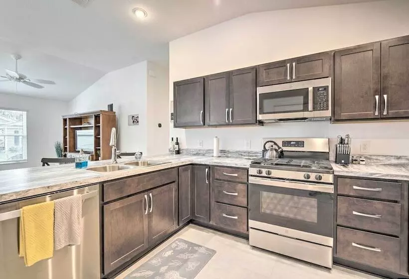 Sun Soaked Retreat In The Villages W/ Grill!