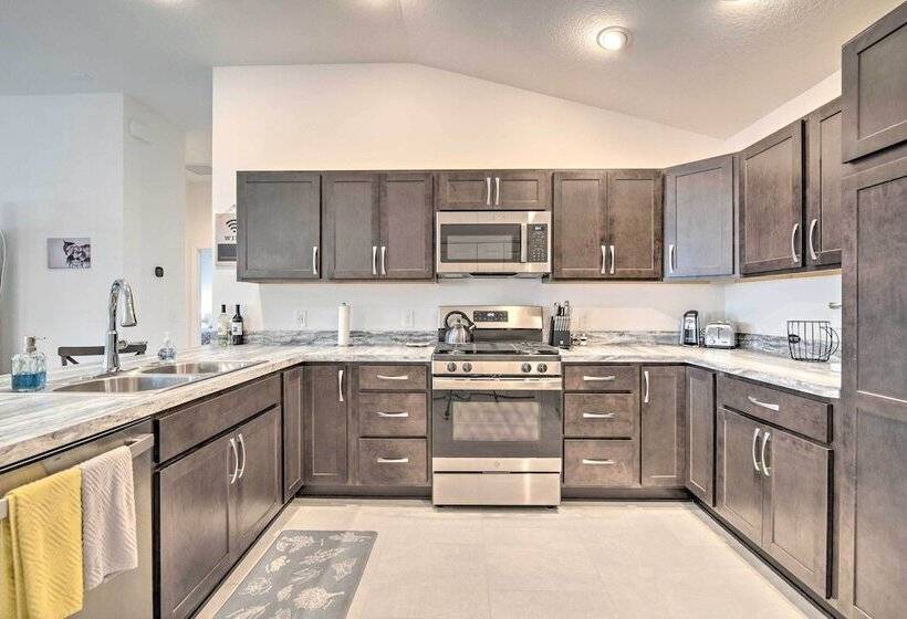 Sun Soaked Retreat In The Villages W/ Grill!