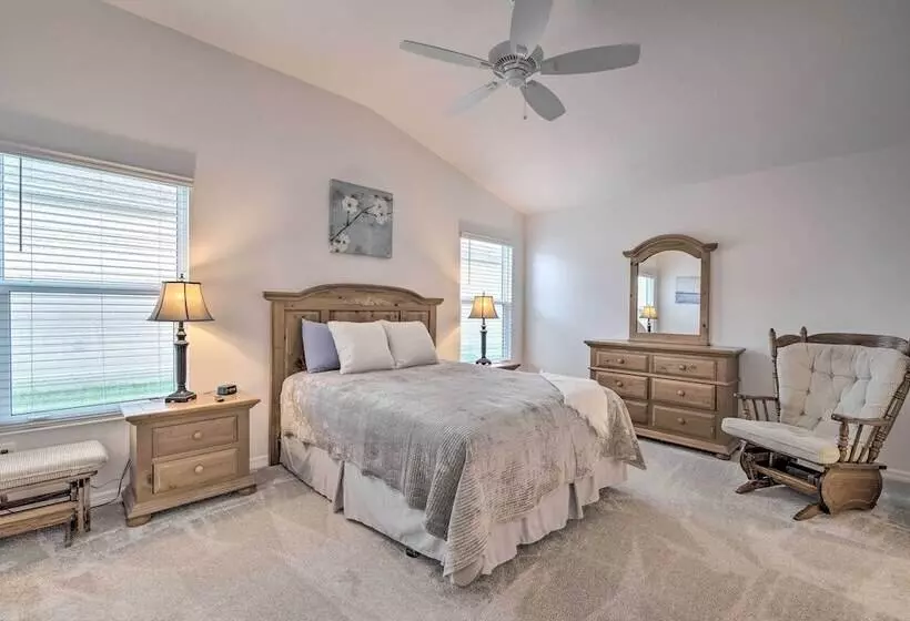 Sun Soaked Retreat In The Villages W/ Grill!