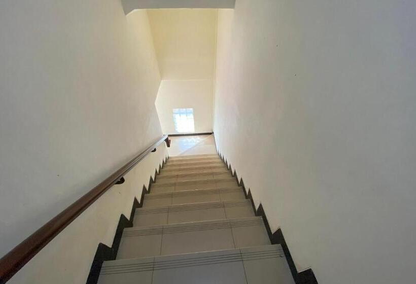 בית מלון כפרי Oyo 92932 Guesthouse Marbella