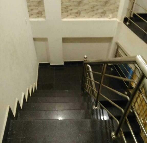 בית מלון כפרי Oyo Flagship First Guest House