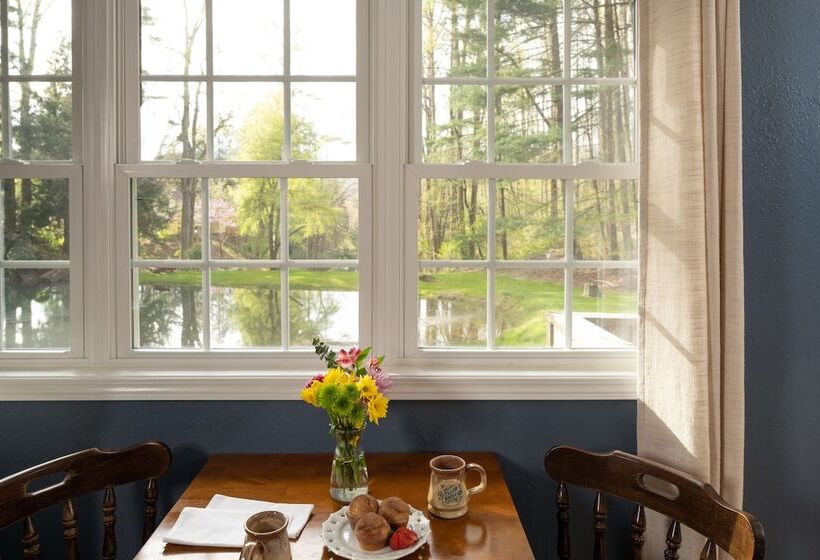 민박 The Yellow House On Plott Creek