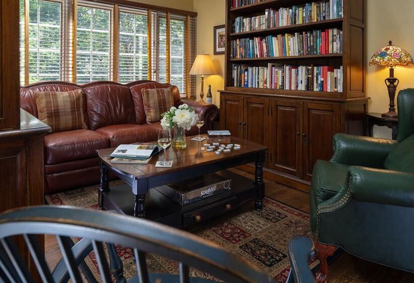 민박 The Yellow House On Plott Creek