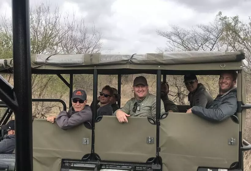 ホテル Kambaku River Lodge