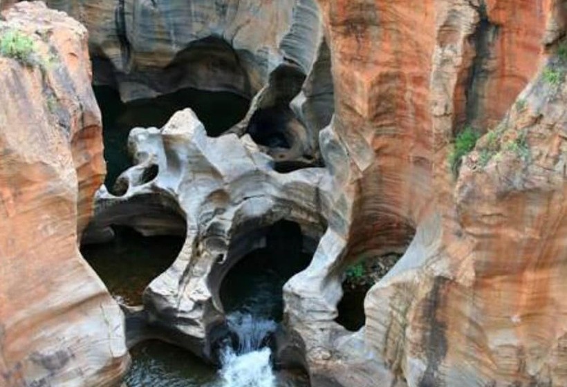 בית מלון כפרי Kambaku River Lodge