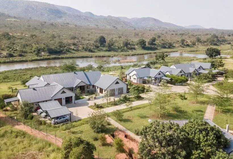 ホテル Kambaku River Lodge