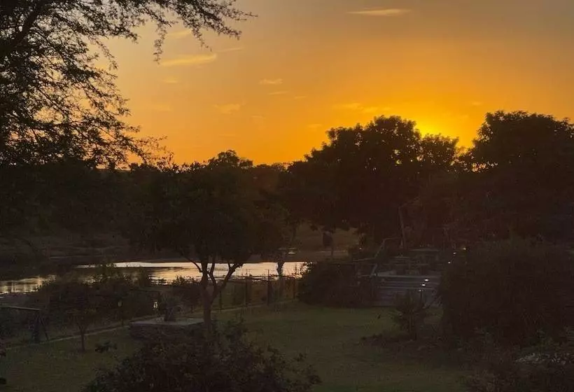 ホテル Kambaku River Lodge