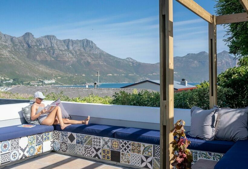 פנסיון Hout & About Guest House