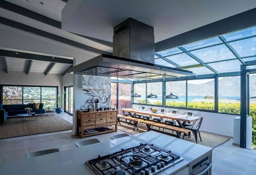 פנסיון Hout & About Guest House