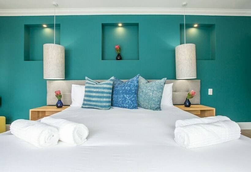 פנסיון Hout & About Guest House