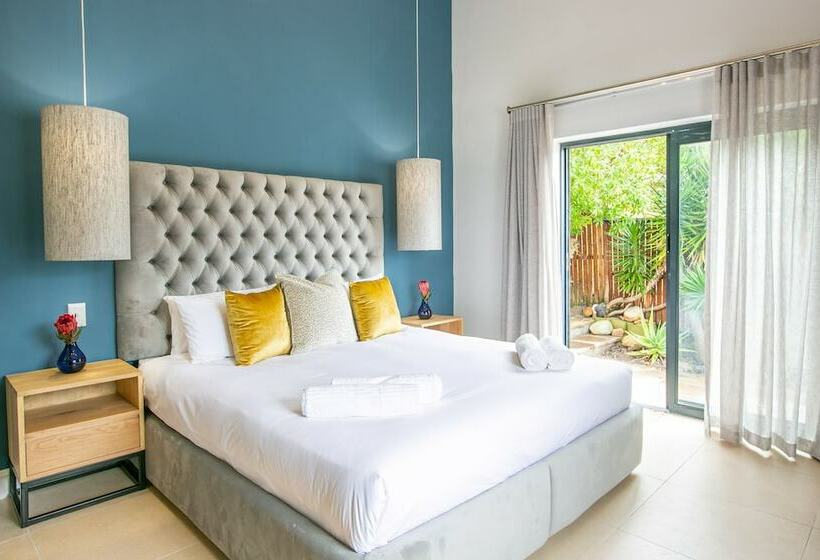 פנסיון Hout & About Guest House