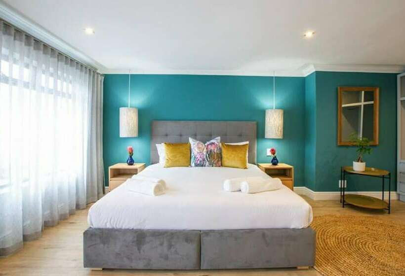 פנסיון Hout & About Guest House