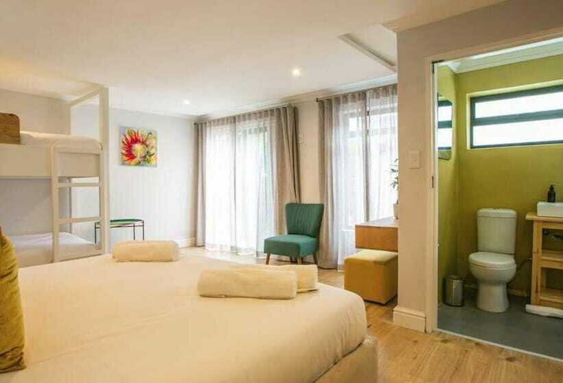 פנסיון Hout & About Guest House