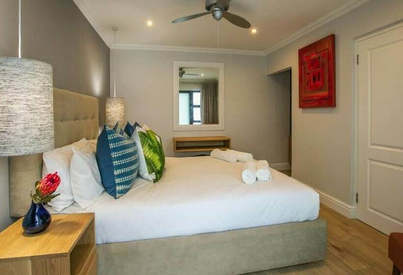 פנסיון Hout & About Guest House